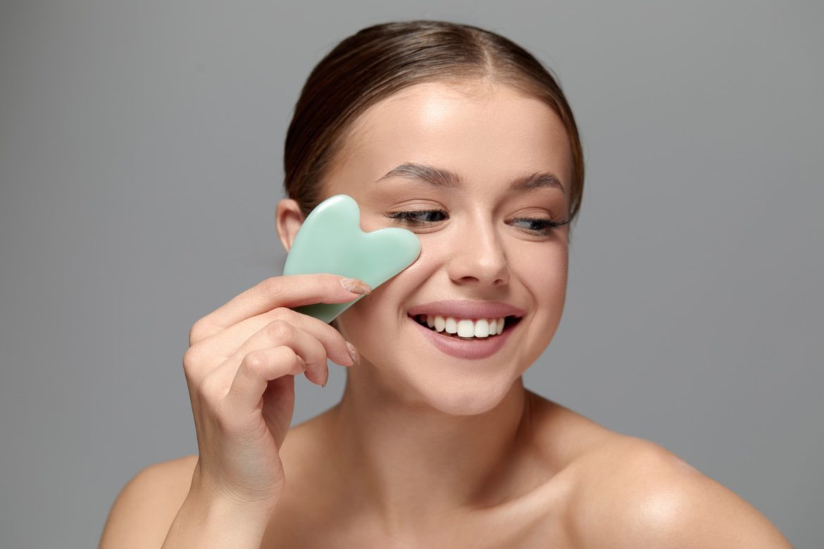 Gua Sha viso: benefici e segreti del rituale di bellezza